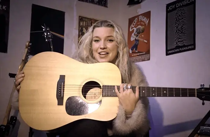Biography Kelsie Kimberlin with guitar