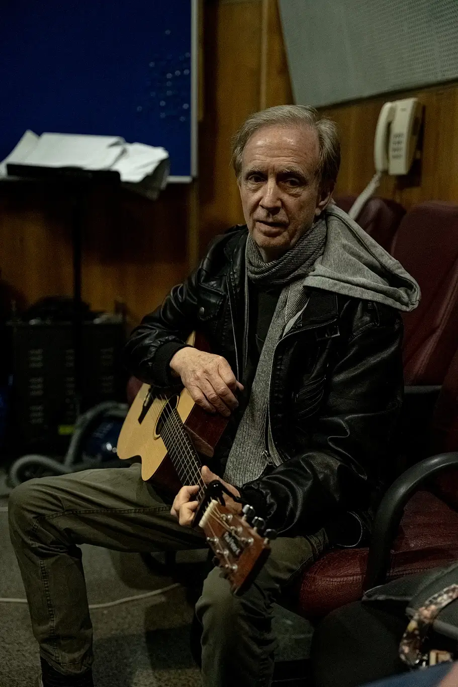 Kelsie Kimberlin father holding guitar